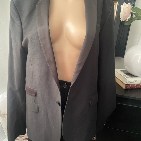 Black Sport Coat with Notch Lapel and Solid Design - Picture 4 of 6